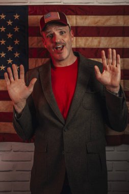 Amerikalı adam avucunu gösteriyor..