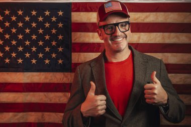 Parmakları havada bir Amerikalı..