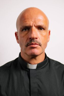 Kameraya bakan bir rahibin portresi..