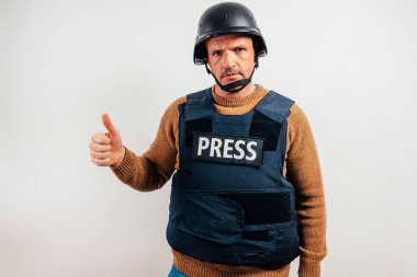 Beyaz arka planda kurşun geçirmez yelek giyen gazeteci.