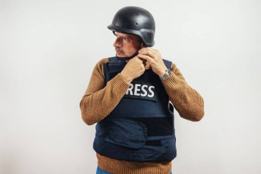 Beyaz arka planda kurşun geçirmez yelek giyen gazeteci.