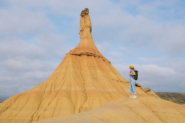 Yürüyüşçü çöl dağına bakıyor.