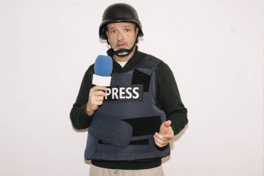 Savaş muhabiri elinde mavi bir mikrofon tutuyor.