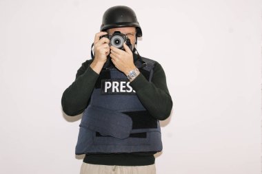 Fotoğraf muhabiri kurşun geçirmez teçhizatla fotoğraf çekiyor