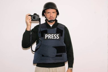 Fotoğraf muhabiri görev sırasında kamerayı tutuyor.