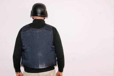 Kasklı gazetecinin arka planı