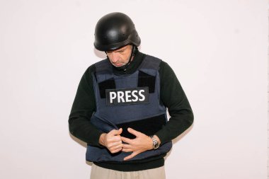 Savaş muhabiri koruyucu yelek ayarlıyor