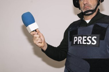 Yayın sırasında erkek muhabir işaret etti