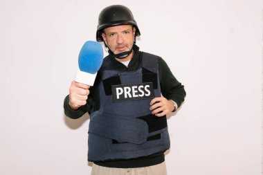 Gazeteci koruyucu yeleğini çıkarıyor