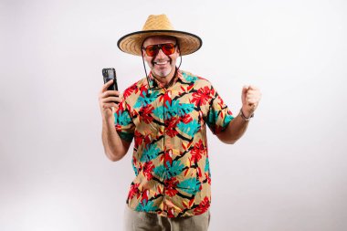 Akıllı telefonu elinde tutan heyecanlı adam, başarıyı kutluyor.