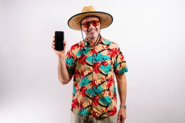Olgun turistin telefonu boş ekranlı.