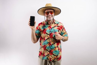 Olgun turistin telefonu boş ekranlı.