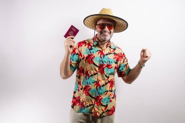 Neşeli gezgin İspanyol pasaportunu gösteriyor ve gülümsüyor