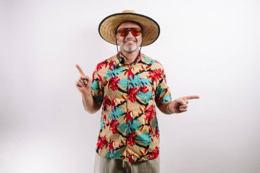 Turist adam farklı yönleri işaret ediyor.