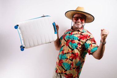 Mutlu gezgin heyecanlı bir şekilde bavulu kaldırıyor.