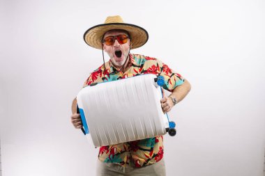 Seyahat çantası taşıyan bir adam.