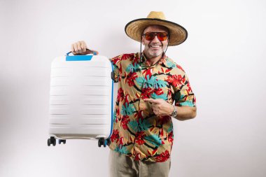 Gülümseyen turist beyaz bavul tutuyor.