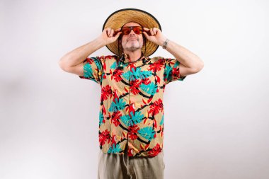 Komik turist güneş gözlüğü takıyor ve gülümsüyor.