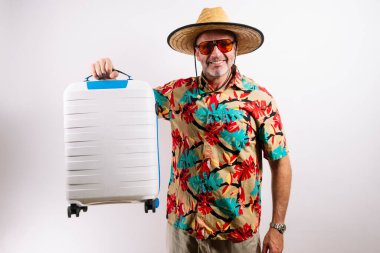 Gezgin elinde beyaz ve mavi bavul tutuyor.