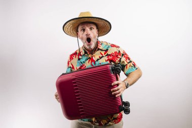 Seyahat çantası taşıyan bir adam.