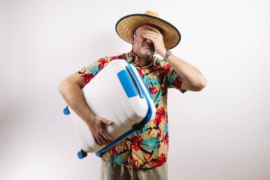 Seyahat çantası taşıyan bir adam.