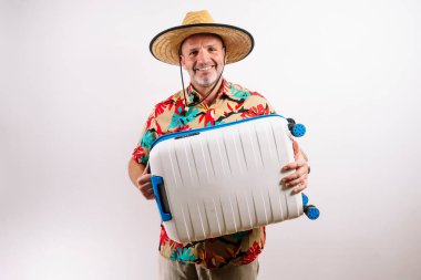 Kırmızı bavullu, tatile hazır bir adam.