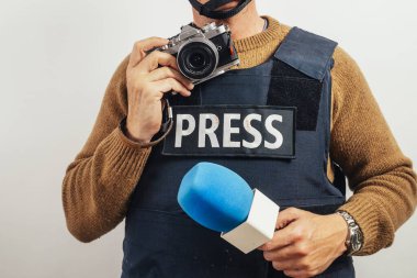 Kameralı kurşun geçirmez yelek giyen bir muhabir..