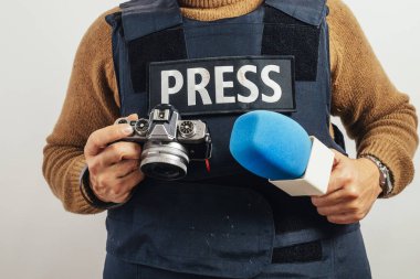 Kameralı kurşun geçirmez yelek giyen bir muhabir..