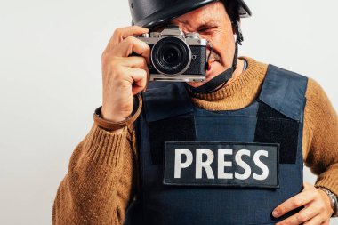 Kameralı kurşun geçirmez yelek giyen bir muhabir..