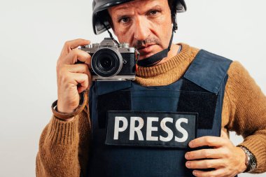 Kameralı kurşun geçirmez yelek giyen bir muhabir..