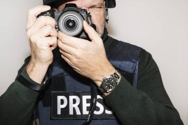 Kameralı kurşun geçirmez yelek giyen bir muhabir..