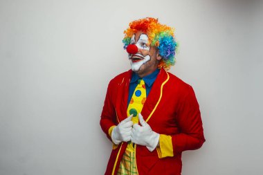 Palyaço yan bakarken gülümsüyor