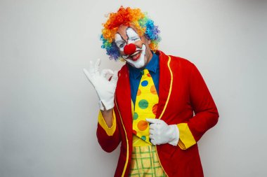 Palyaço komik el hareketi yapıyor.