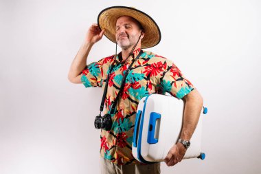 Gülümseyen adam tropik tatil macerasına hazır.