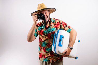 Gülümseyen adam tropik tatil macerasına hazır.