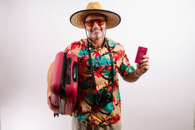 Gülümseyen adam tropik tatil macerasına hazır.