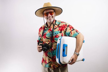 Gülümseyen adam tropik tatil macerasına hazır.