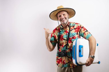 Gülümseyen adam tropik tatil macerasına hazır.