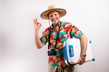 Gülümseyen adam tropik tatil macerasına hazır.