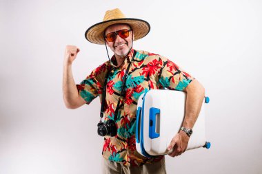 Gülümseyen adam tropik tatil macerasına hazır.