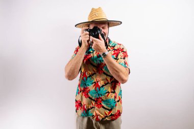 Gülümseyen adam tropik tatil macerasına hazır.