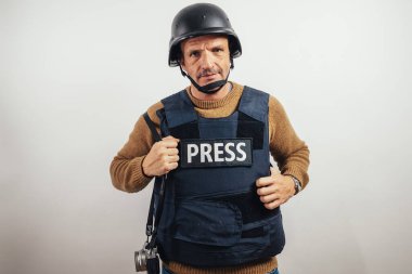 Kameralı kurşun geçirmez yelek giyen bir muhabir..