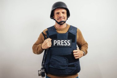 Kameralı kurşun geçirmez yelek giyen bir muhabir..