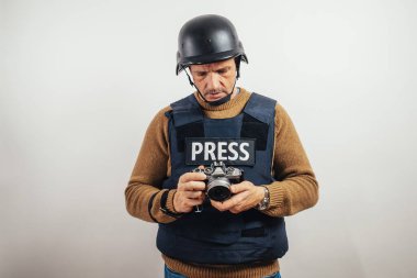 Kameralı kurşun geçirmez yelek giyen bir muhabir..