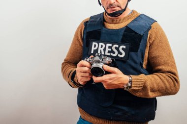 Kameralı kurşun geçirmez yelek giyen bir muhabir..