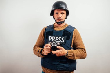 Kameralı kurşun geçirmez yelek giyen bir muhabir..