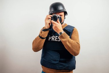 Kameralı kurşun geçirmez yelek giyen bir muhabir..