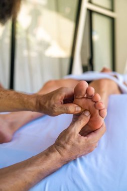 Refleksoloji ayak masajı terapisi.