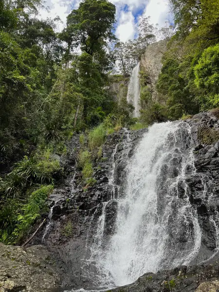 Bereketli yeşil ormanlarla çevrili kayalık bir uçurumdan yuvarlanan nefes kesici bir şelale, el değmemiş bir arazide doğanın ve maceranın güzelliğini yakalıyor.