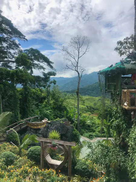 Bereketli dağların arasına kurulmuş huzurlu bir bahçe, kalp şeklinde bir koltuk, canlı çiçekler ve çarpıcı manzaralar, doğa severler ve açık hava inzivaları için mükemmel.